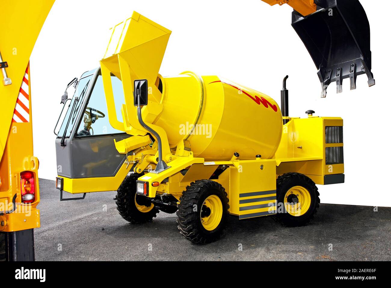 Giallo mobile mescolatore di cemento e di veicolo escavatore Foto Stock