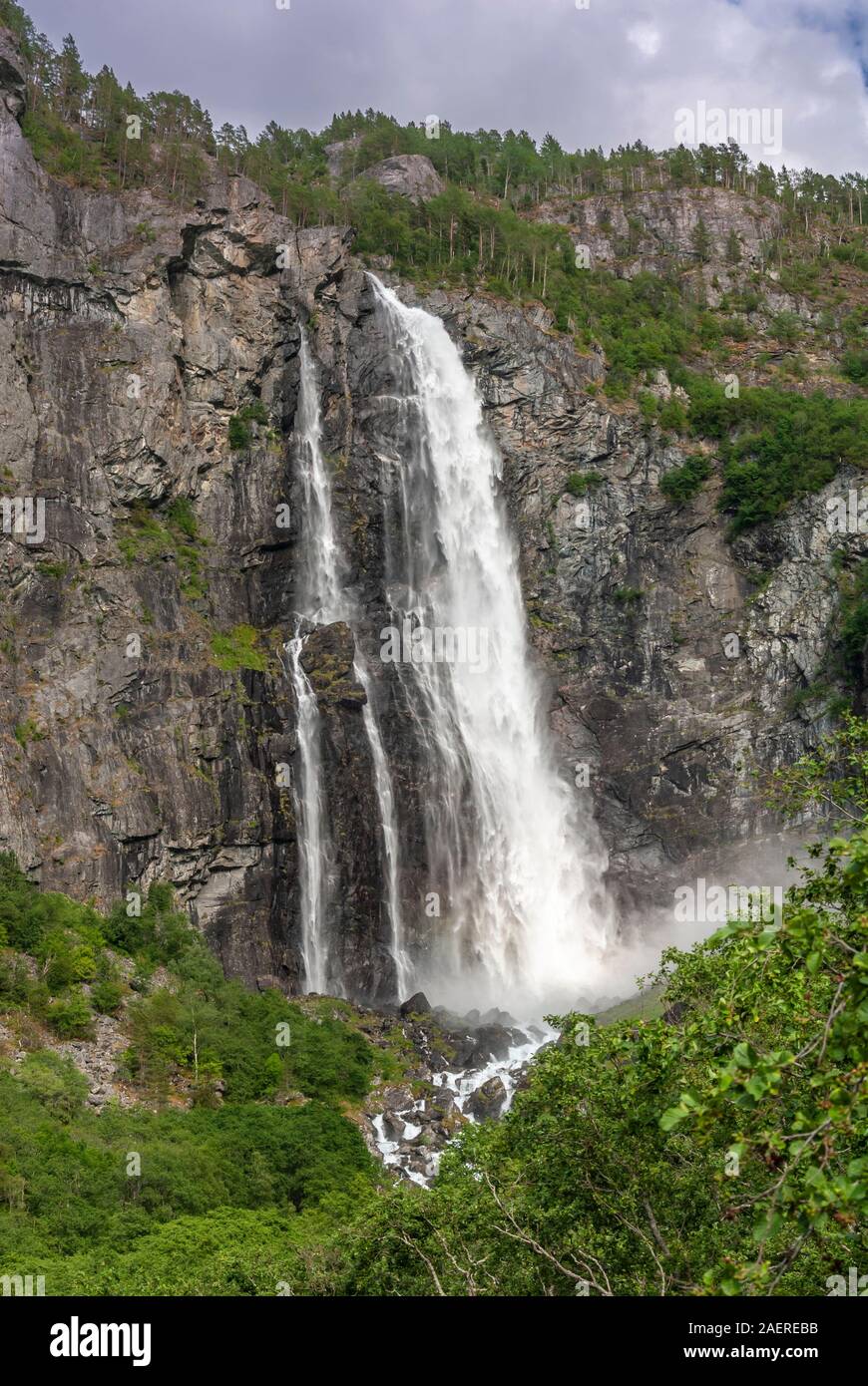 Feigumfoss cascata, con 218 m di altezza di una delle più alte cascate in  Norvegia, sul fiordo Lustrafjord, ramo del Sognefjord, Norvegia Foto stock  - Alamy