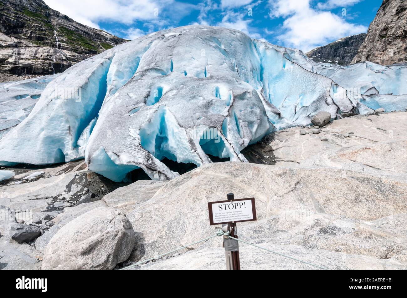 Blu ghiaccio, crepacci, lingua del ghiacciaio Nigardsbre, una propaggine della Jostedalsbreen, fine della valle di Jostedal, Norvegia Foto Stock