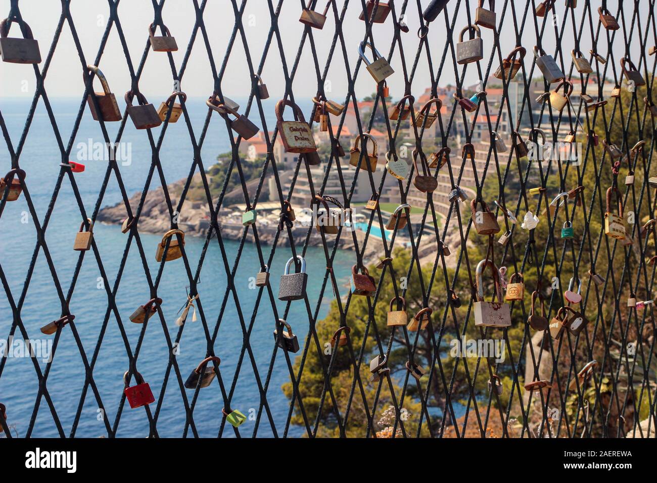 Amore si blocca su un recinto, alberghi e Adrianic mare sullo sfondo, in Dubrovnik, Croazia Foto Stock