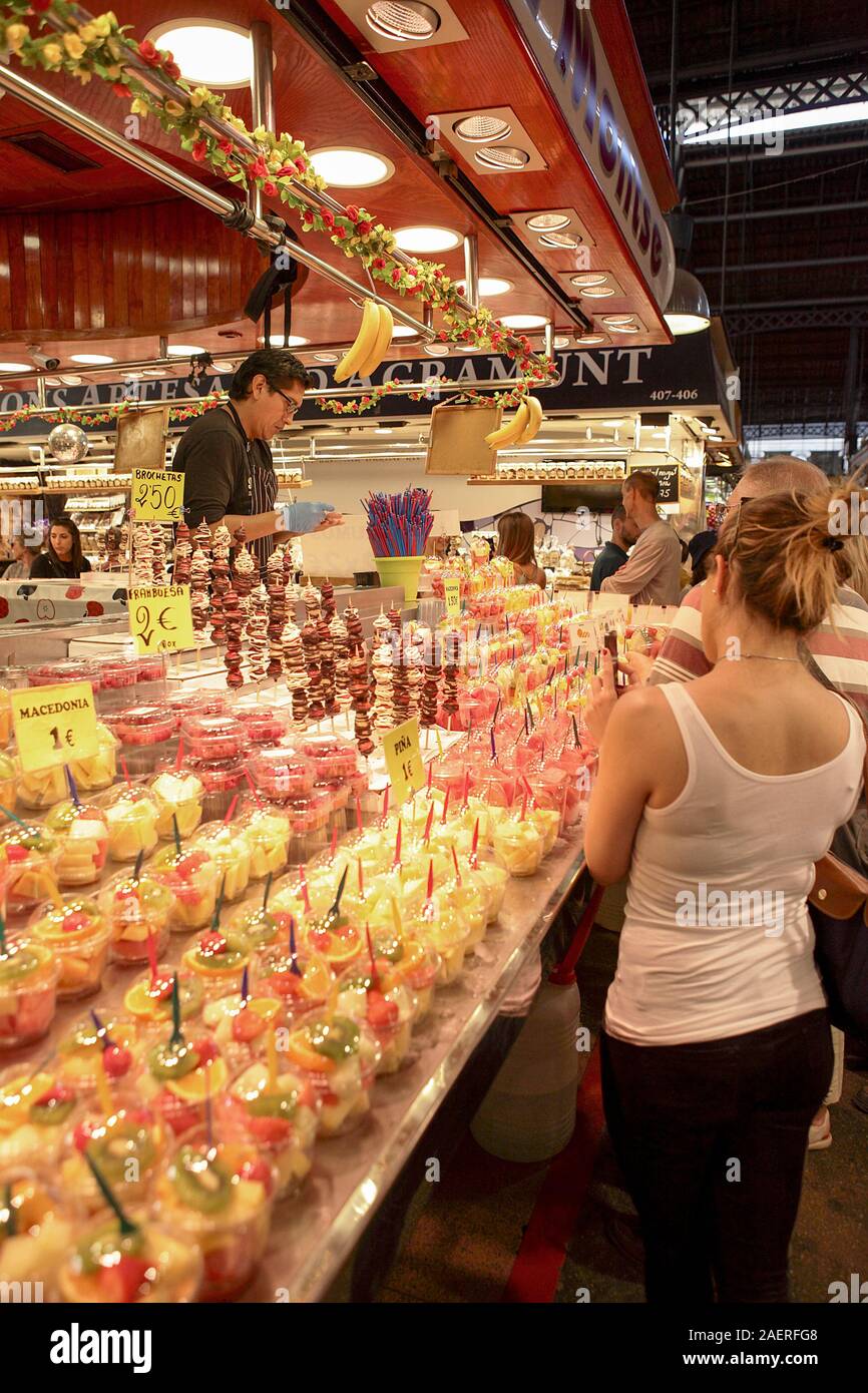 All'interno del famoso al Mercado de La Boqueria a Barcellona, varietà disponibili per tutti gli ospiti che vogliono godere di alimenti freschi e bevande salutari. Foto Stock