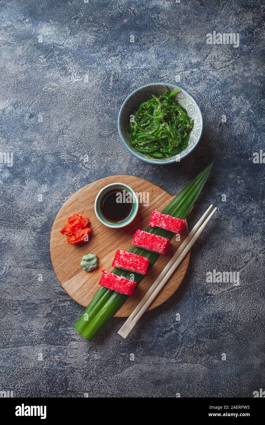 Sashimi sushi set su tavola di legno. Sfondo di pietra. Vista superiore Foto Stock