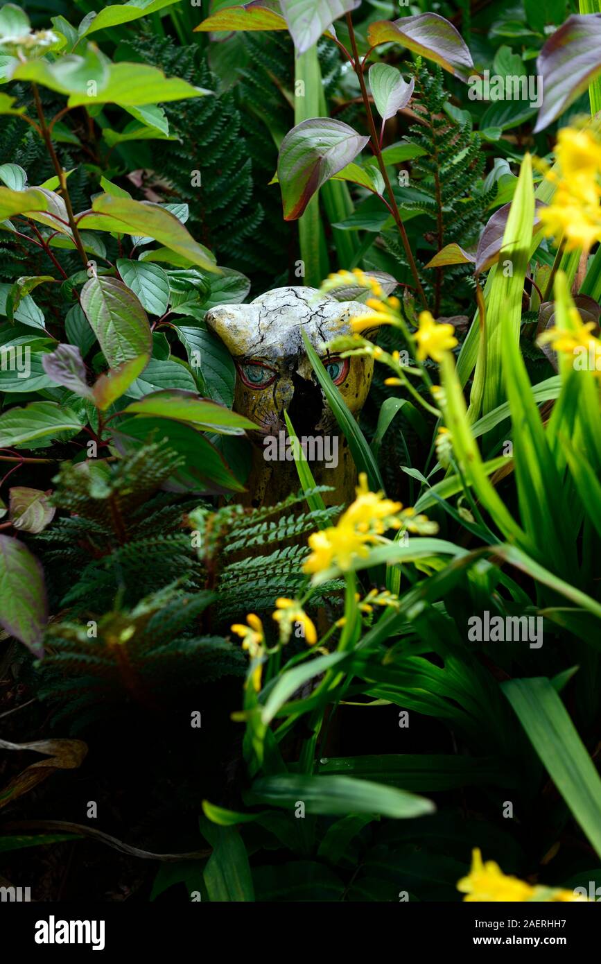 Jaguar statua,ornamento,Garden includono,tropical,jungle,jungle come,giardino,giardino,RM Floral Foto Stock