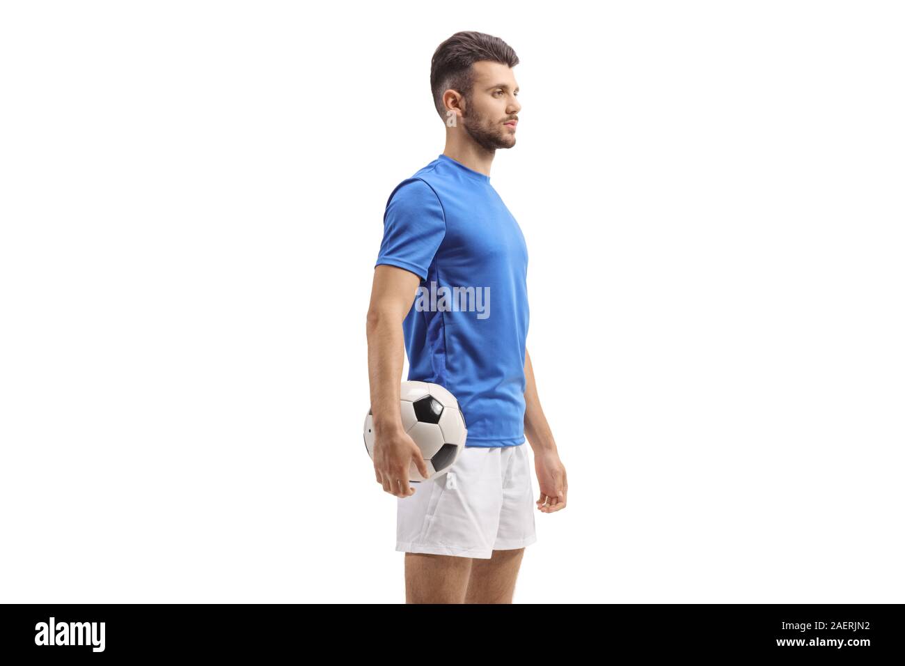 Giocatore di calcio in piedi con la palla isolati su sfondo bianco Foto Stock