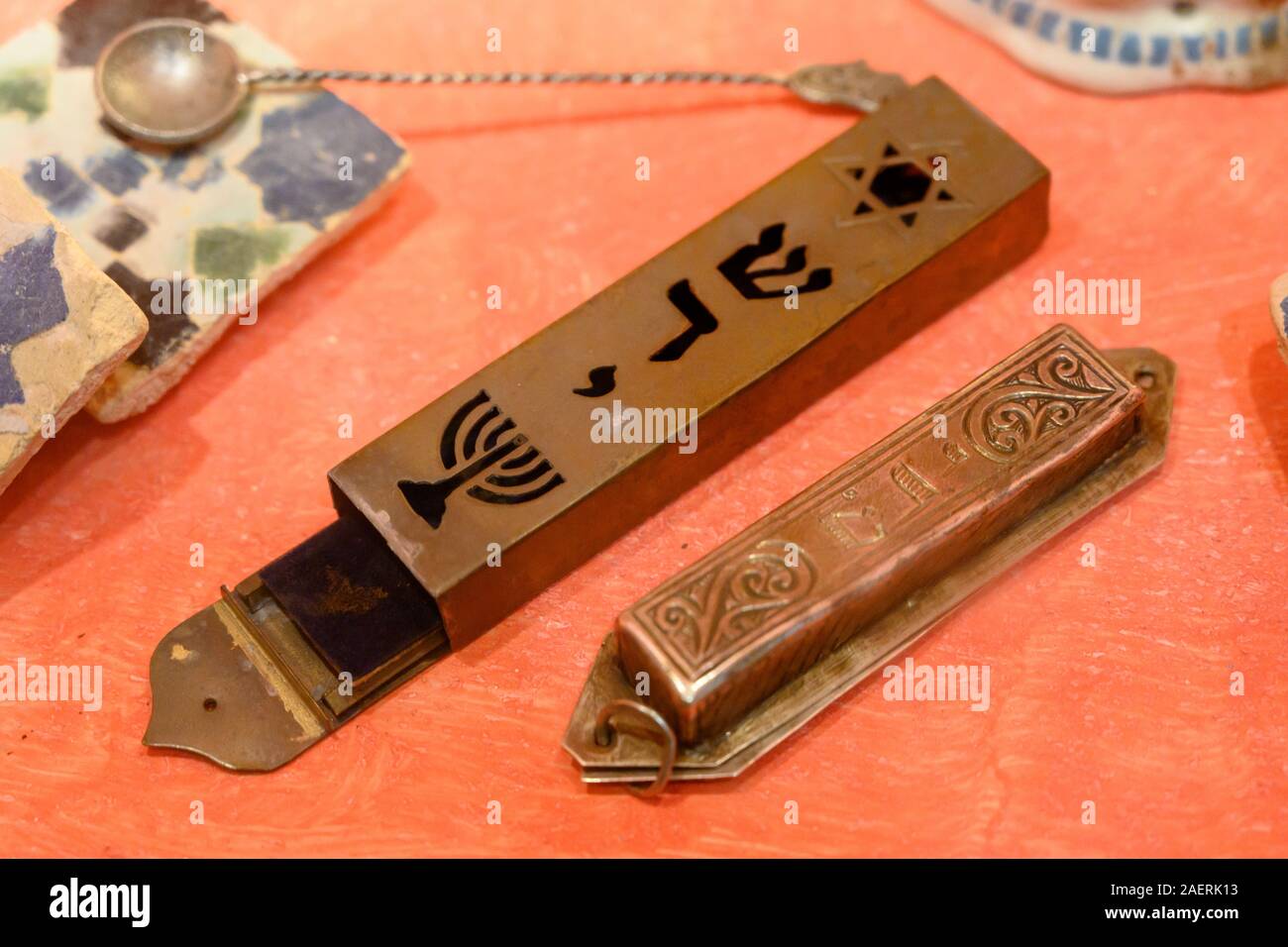 Collezioni di antichità giudaiche al Museo Ebraico, Centro De Interpretacion Juderia De Sevilla, quartiere ebraico di Siviglia, Santa Cruz, Siviglia, Sevil Foto Stock