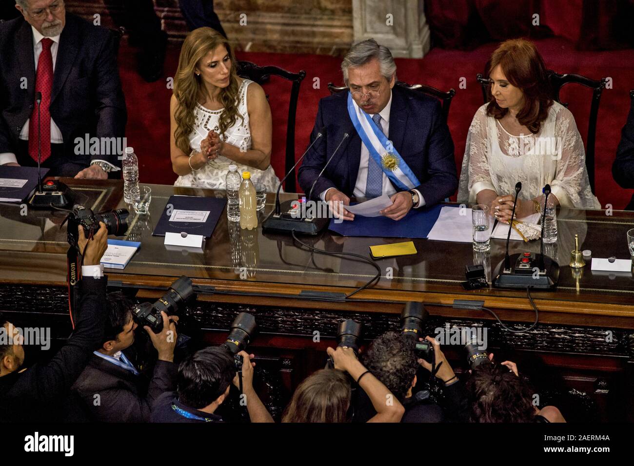 Buenos Aires, capitale federale, Argentina. Decimo Dec, 2019. Alberto FernÃ¡ndez e Cristina FernÃ¡ndez de Kirchner assume la prima assemblea legislativa come nuovo Presidente e Vice Presidente della Nazione Argentina. Il vicepresidente uscente, Gabriela Michetti, invitati Cristina FernÃ¡ndez de Kirchner e Alberto FernÃ¡ndez a prestare giuramento nelle loro posizioni come nuovo vice presidente e presidente della Nazione. Poi, il presidente uscente Mauricio Macri posto la banda presidenziale e consegnato la canna per il concorrente. Fernandez, già presidente, ha dato il suo primo messaggio al Congresso che las Foto Stock