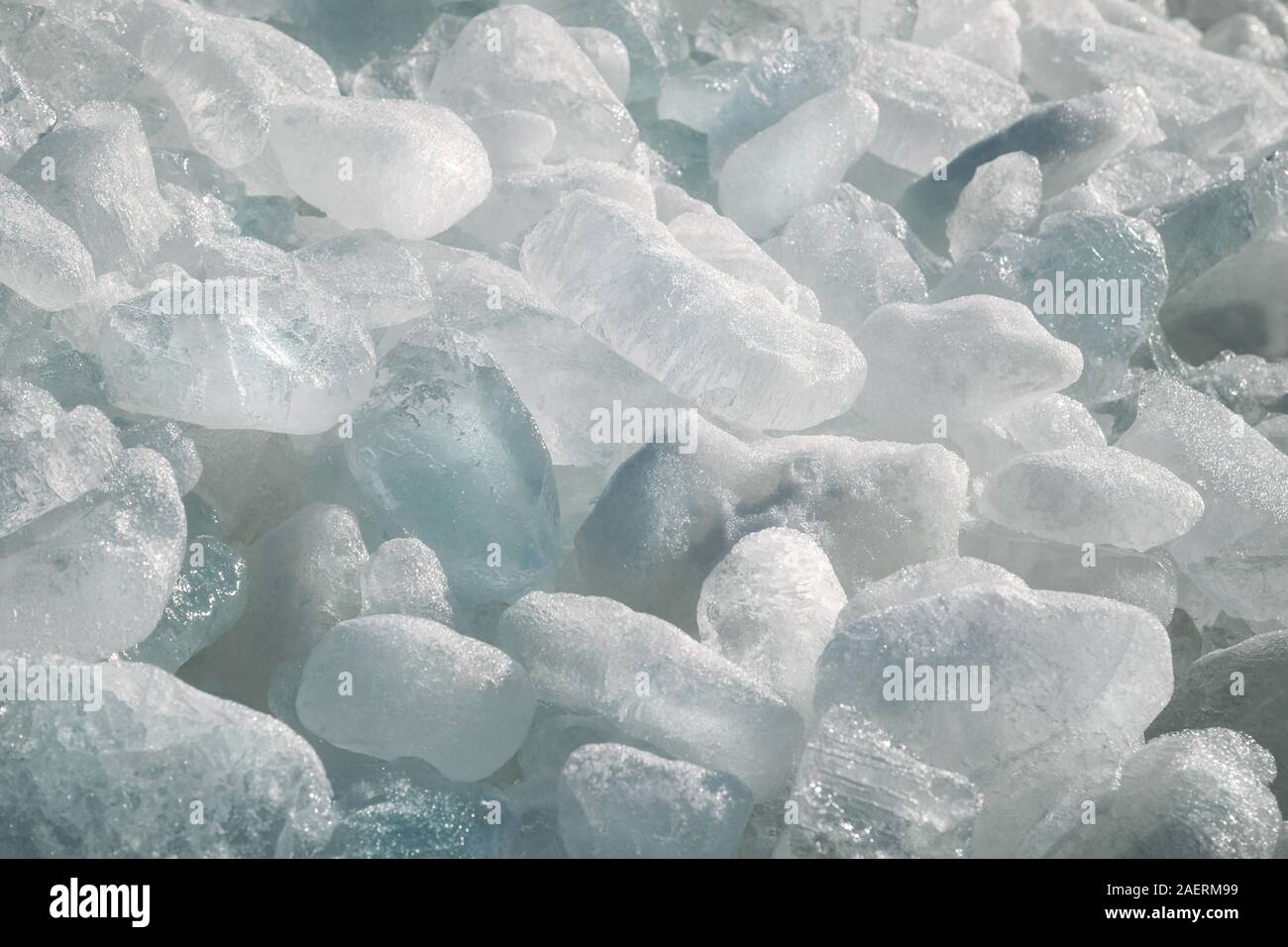 Close up dei pezzi rotti del mare di ghiaccio in corrispondenza di una costa Foto Stock