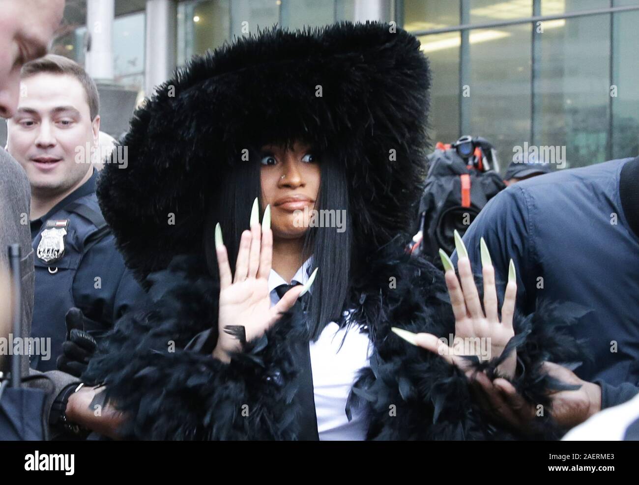 New York, Stati Uniti. Decimo Dec, 2019. Cardi B esce Queens County Tribunale Penale di New York City il Martedì, Dicembre 10, 2019. Il 26-anno-vecchio è accusato di gettare le bottiglie e sedie a due baristi a Angeli Strip Club nel lavaggio indietro nel mese di agosto del 2018. Foto di Giovanni Angelillo/UPI Credito: UPI/Alamy Live News Foto Stock