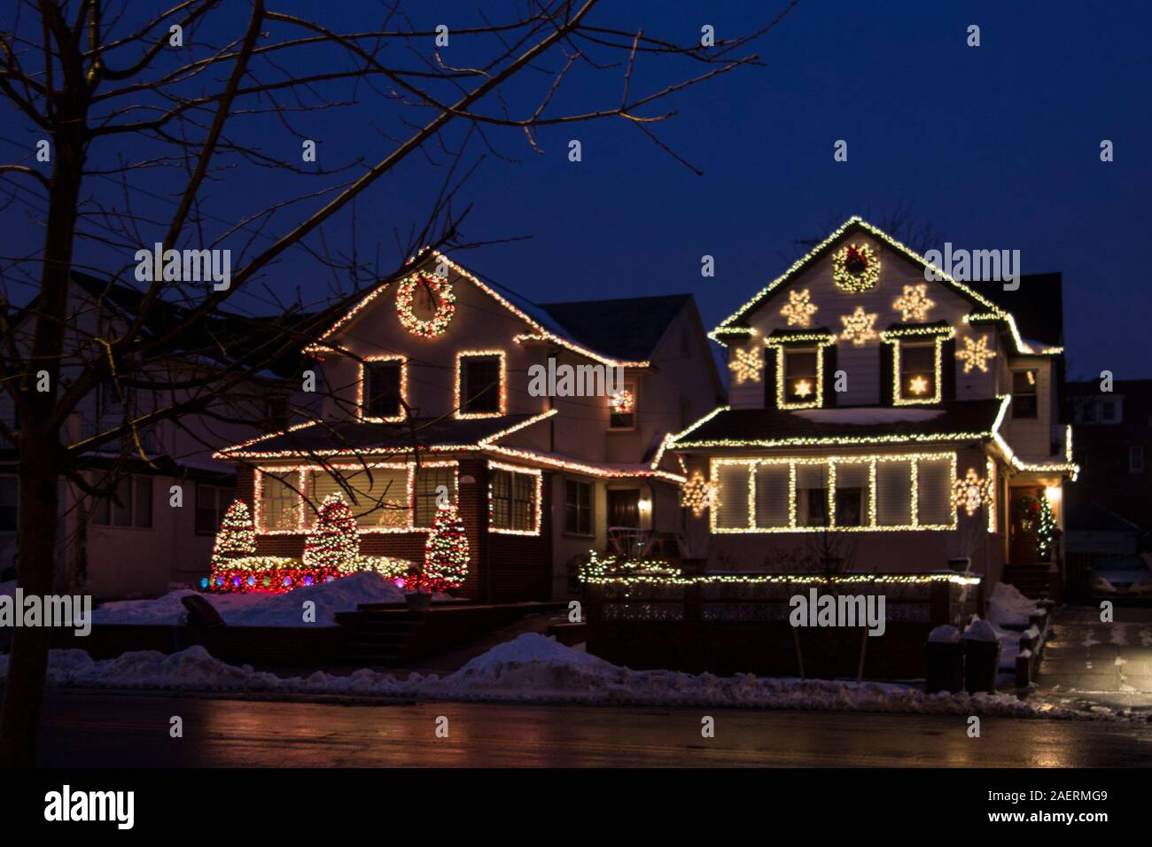 Colorate decorazioni di Natale sulle case a Bay Ridge Brooklyn, New York,  Stati Uniti d'America Foto stock - Alamy