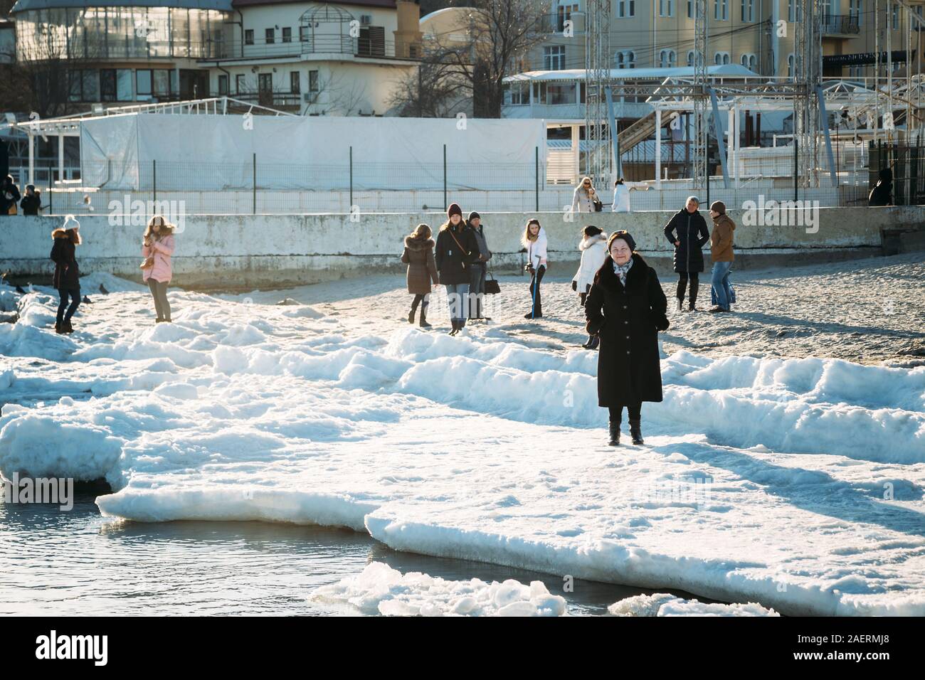 Odessa, Ucraina - Febbraio, 16 2017: Un congelati costa del Mar Nero ricoperto di ghiaccio al tramonto nel centro della città di Odessa, Arcadia beach Foto Stock