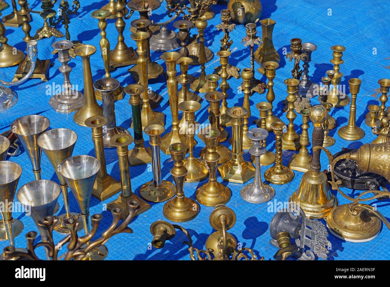 In ottone antico e il bronzo portacandele per la vendita al mercato delle pulci Foto Stock