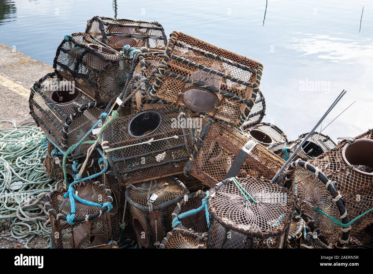 Aragosta e granchio pentole su un dock. La Galizia, Spagna Foto Stock