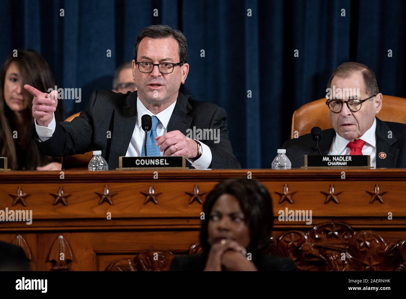 Washington, Distretto di Columbia, Stati Uniti d'America. Il 9 dicembre, 2019. Barry Berke, consulente speciale per la casa Comitato Giudiziario, a sinistra con il rappresentante degli Stati Uniti Jerrold Nadler (Democratico di New York), Presidente, noi Casa Comitato Giudiziario, destra parla durante una casa noi Comitato Giudiziario audizione considerando gli articoli di impeachment contro il presidente statunitense Trump al Campidoglio di Washington il 9 dicembre 2019. Credito: Erin Schaff/Piscina via CNP Credito: Erin Schaff/CNP/ZUMA filo/Alamy Live News Foto Stock