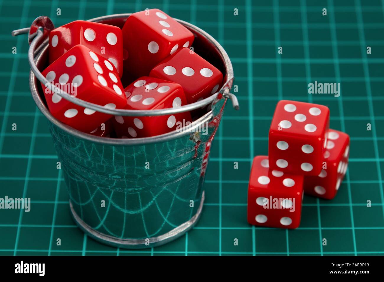 Dadi rosso in un secchio di metallo. Concetto di numeri casuali. Foto Stock