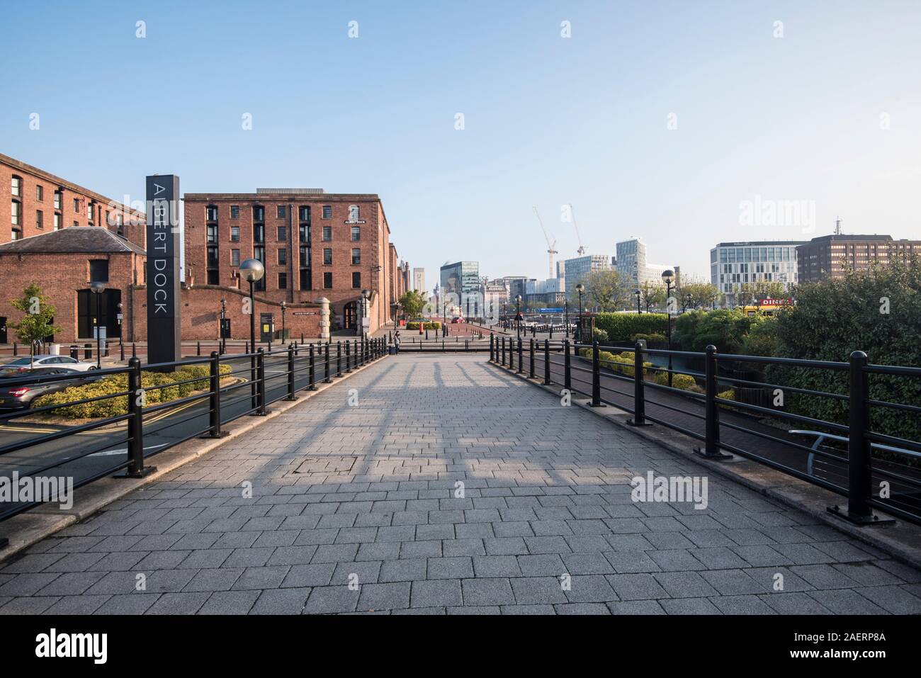 L'Albert Dock area di Liverpool poco dopo l'alba, con bassa sole e ombre lunghe Foto Stock