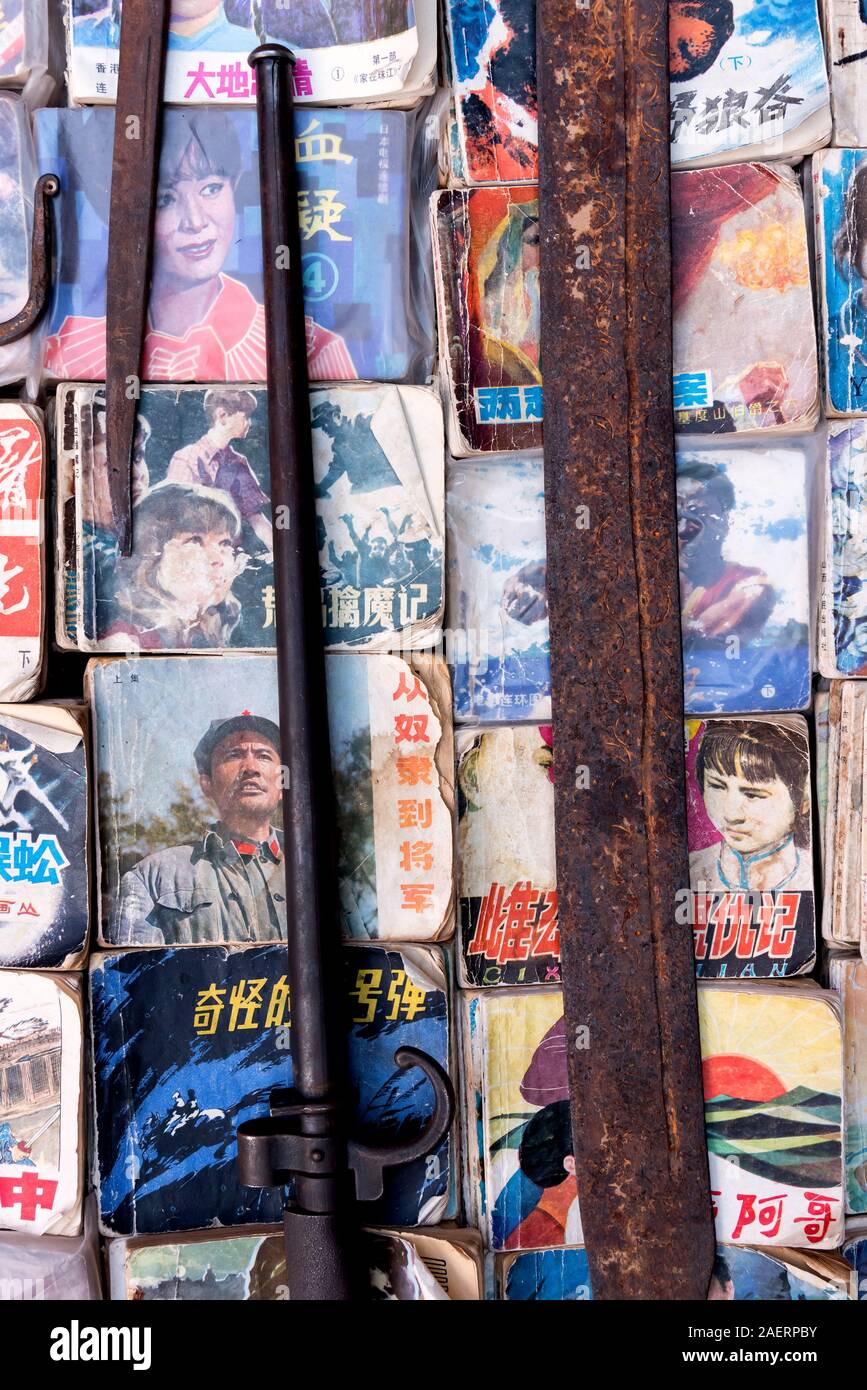 Marzo 12, 2019: Cinese copertine di libri vecchi in un negozio, Dali, Yunnan, Cina Foto Stock
