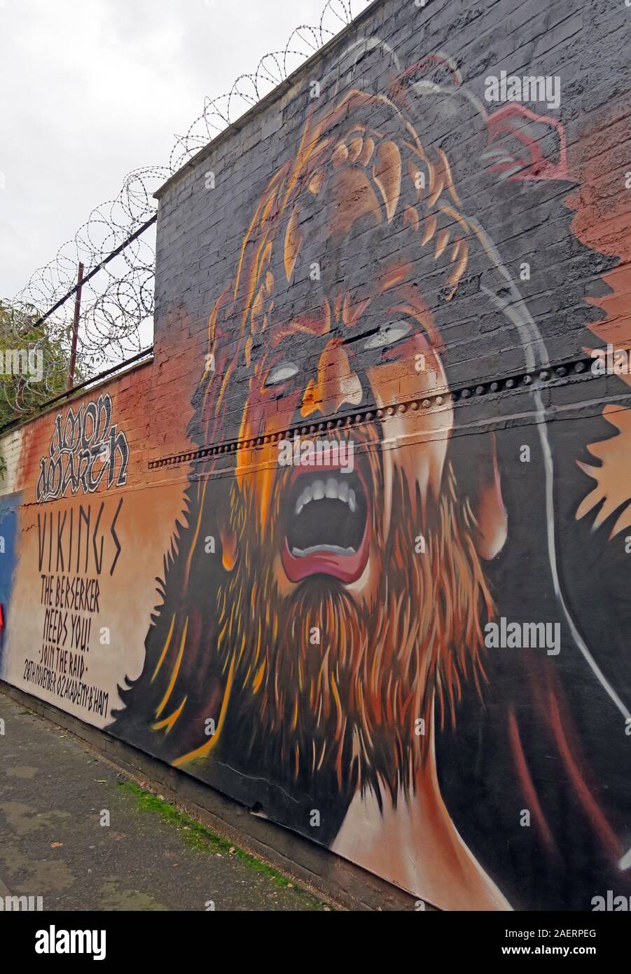 Amon Amarth portare Berserker tour, Graffiti urbano Street art, in Bloodgate St, Digbeth, Bordesley E Highgate, Birmingham, West Midlands, Inghilterra, Regno Unito, B5 5ST Foto Stock