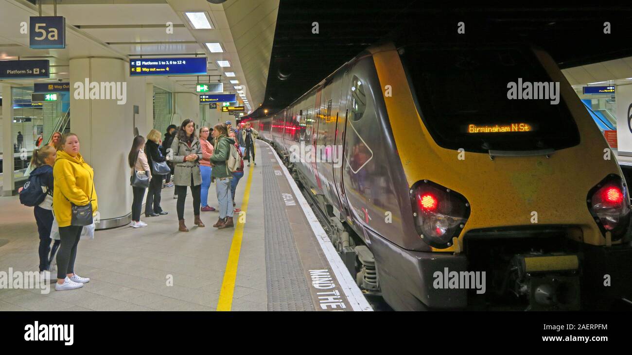 Treno di fondo, TOC, stazione di Birmingham New Street, Station St, Birmingham, Inghilterra, Regno Unito, B2 4QA Foto Stock
