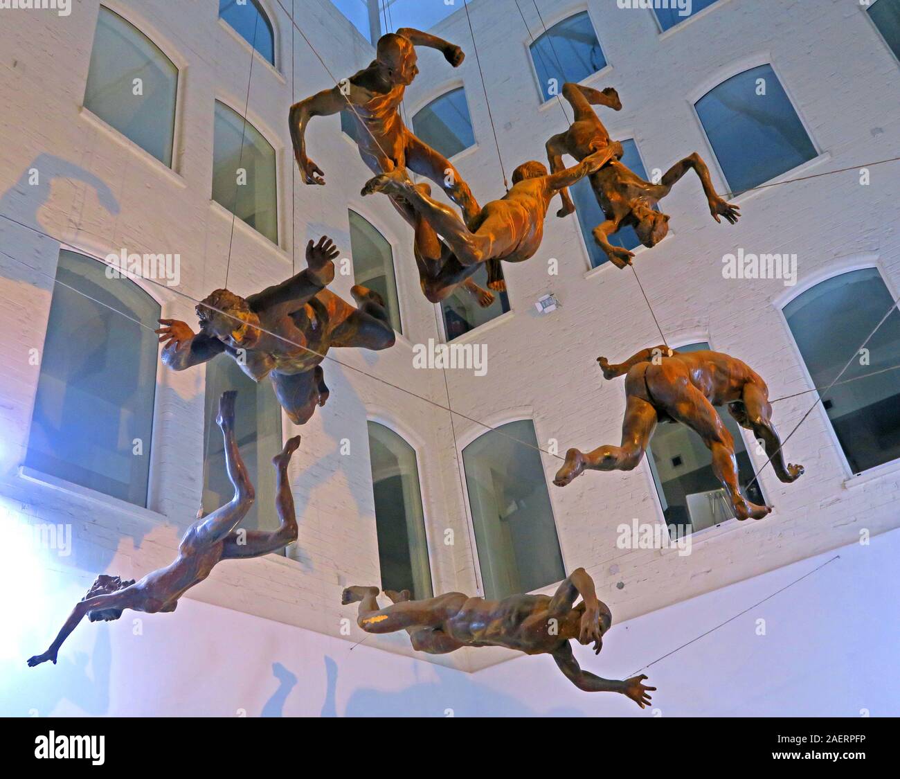 Scultura di Toin Adams, Tawny Grey, Custard Factory, Falling Men, The Deluge 2010 a Zellig, Devonshire House, Custard Factory, Digbeth, Birmingham, B9 4AT Foto Stock