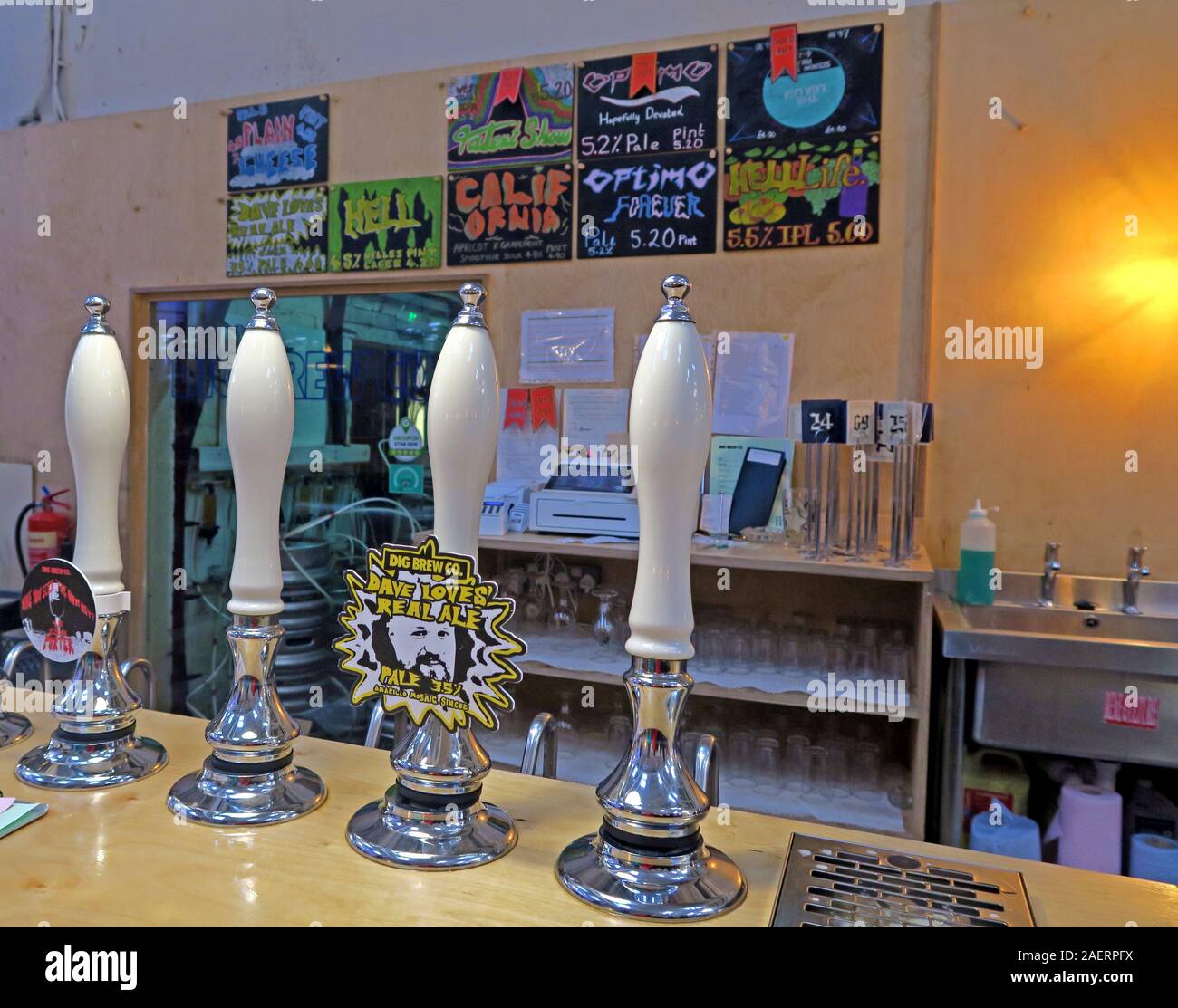 Zona bar a DigBrew, Dig Brew Co, 43 River St, Deritend, Digbeth, Birmingham, West Midlands, Inghilterra, Regno Unito, B5 5SA Foto Stock