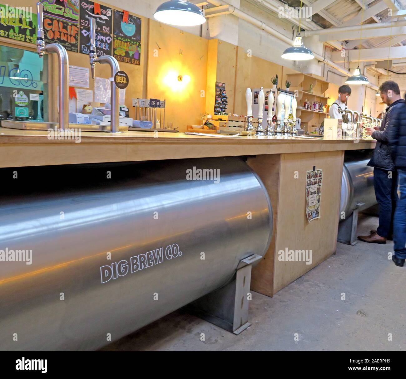 DigBrew bar area & Pumps, Dig Brew Co, 43 River St, Deritend, Digbeth, Birmingham, West Midlands, Inghilterra, Regno Unito, B5 5SA Foto Stock