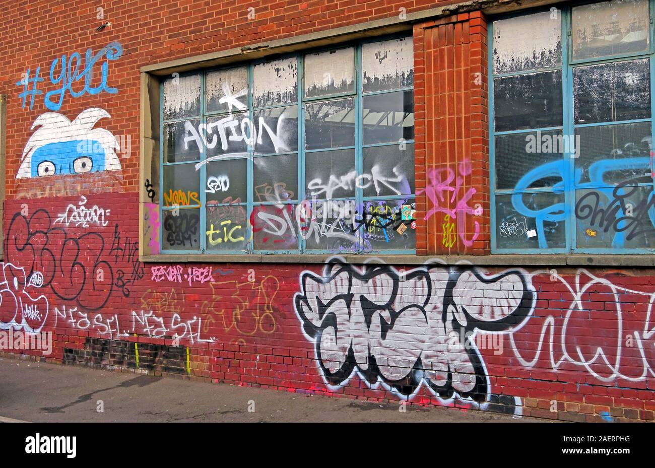 Graffiti e arte urbana di strada in una fabbrica abbandonata, in Bloodgate St, Digbeth, Bordesley E Highgate, Birmingham, West Midlands, Inghilterra, Regno Unito, B5 5ST Foto Stock