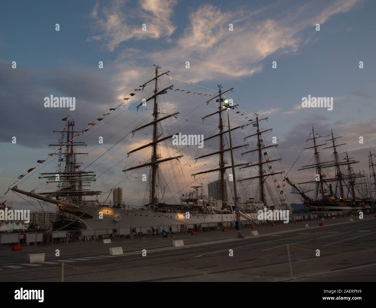 Il veliero argentino Libertad e italiano Amerigo Vespucci al tramonto durante tallship inToulon Foto Stock