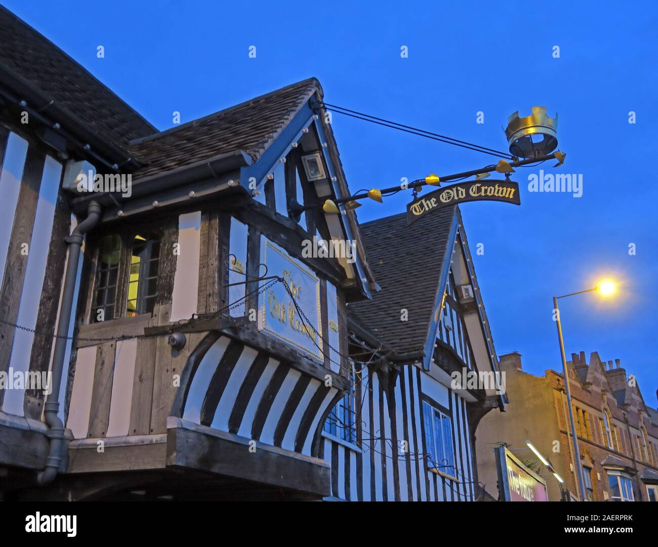 The Old Crown, pub 1368 a Deritend, Brum, Digbeth, Birmingham, Inghilterra, Regno Unito al tramonto, sera Foto Stock