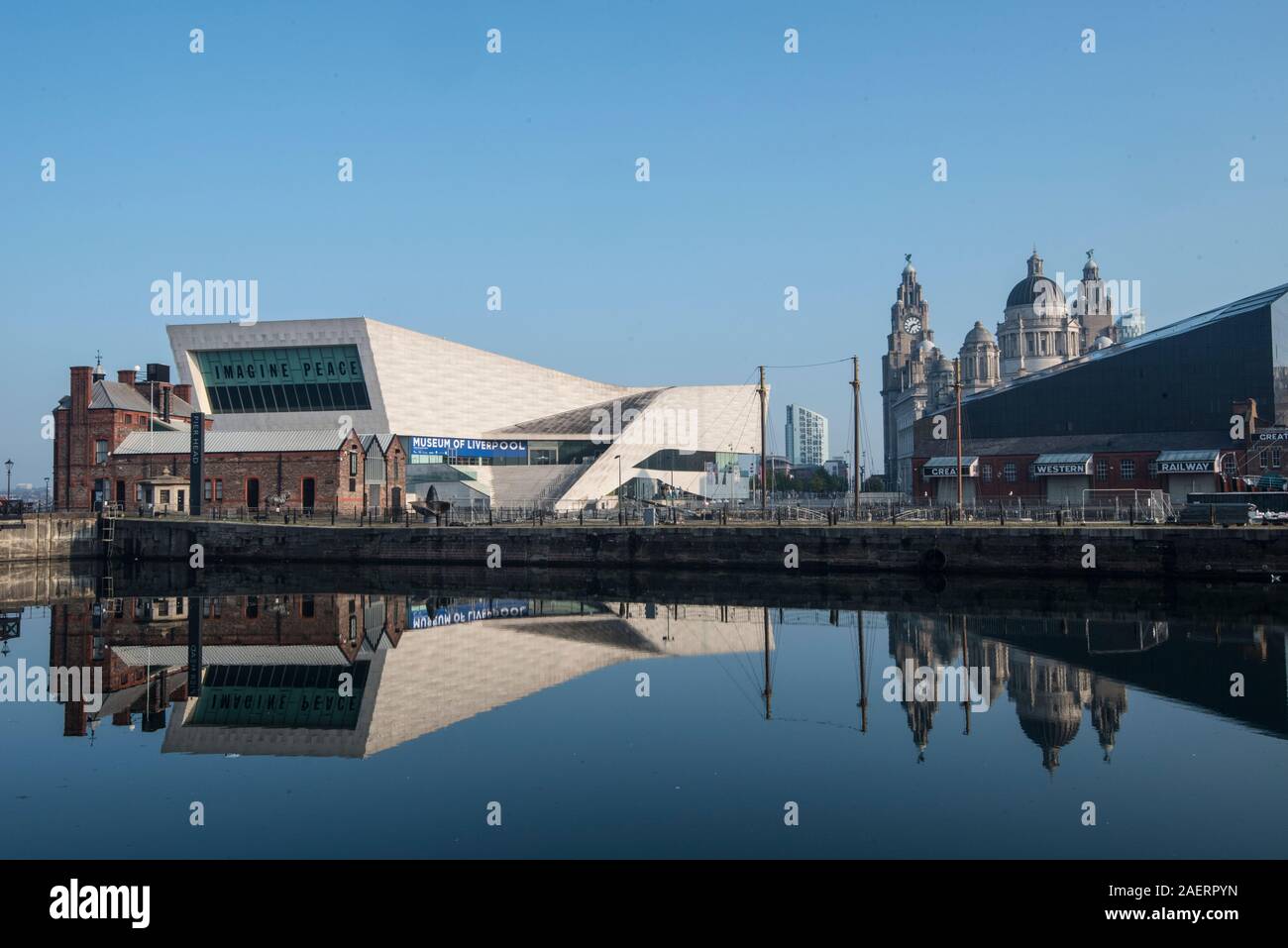 L'Albert Dock area di Liverpool con il Liver Building e museo riflettendo in canal Foto Stock