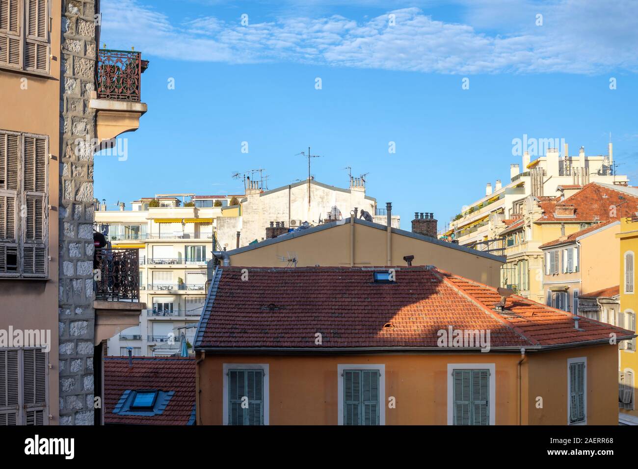 Lavoratori sul tetto di un edificio residenziale nel centro turistico di Nizza, Francia, sulla Riviera Francese. Foto Stock