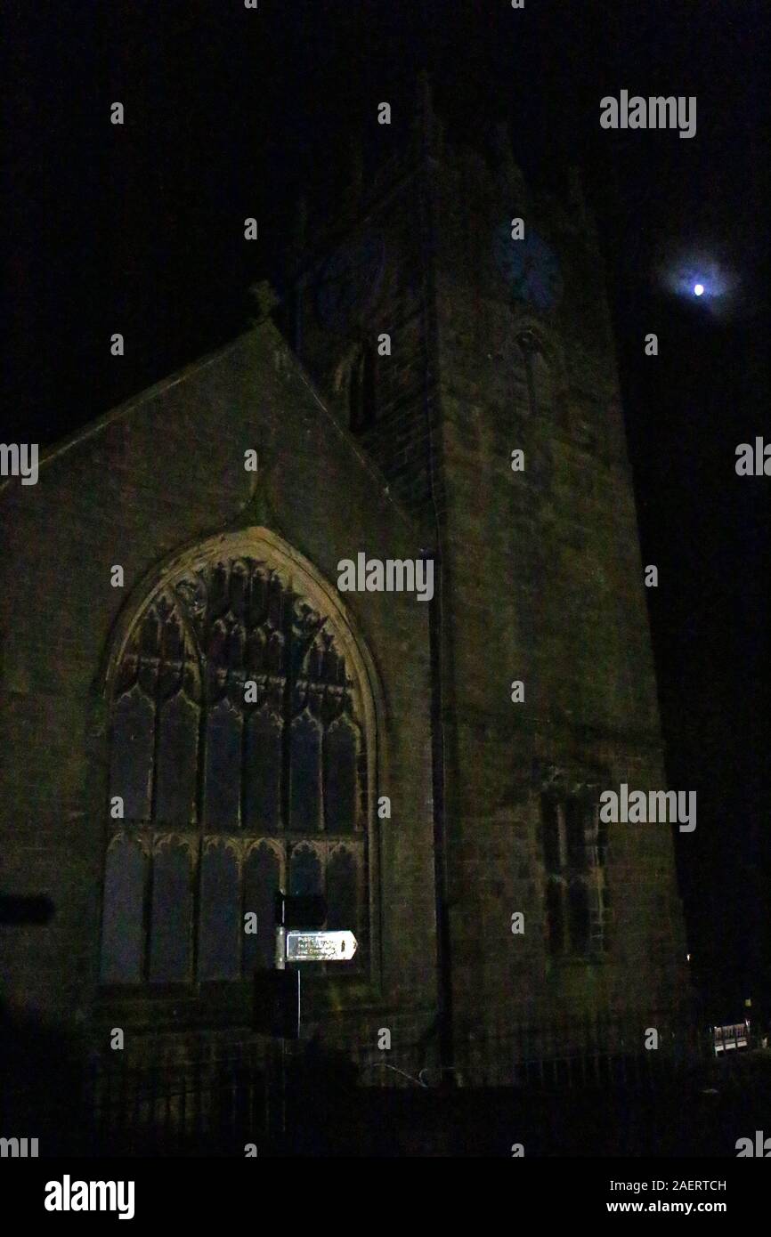 La luna e San Michele e Tutti gli Angeli Chiesa Haworth Foto Stock