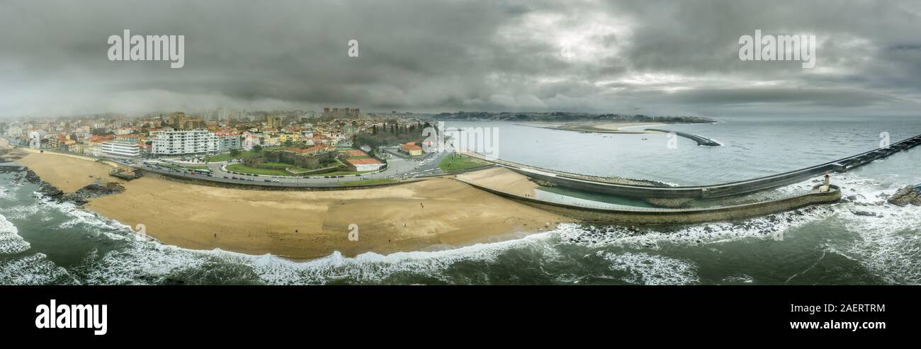 Vista aerea del Duero de Foz alla foce del fiume Duero come esso fluisce nell'oceano Atlantico con Forte de Sao Joao Baptista proteggendo l'ingresso Foto Stock