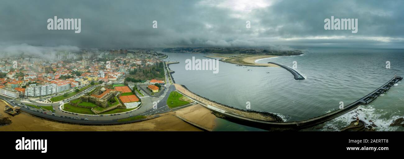 Vista aerea del Duero de Foz alla foce del fiume Duero come esso fluisce nell'oceano Atlantico con Forte de Sao Joao Baptista proteggendo l'ingresso Foto Stock
