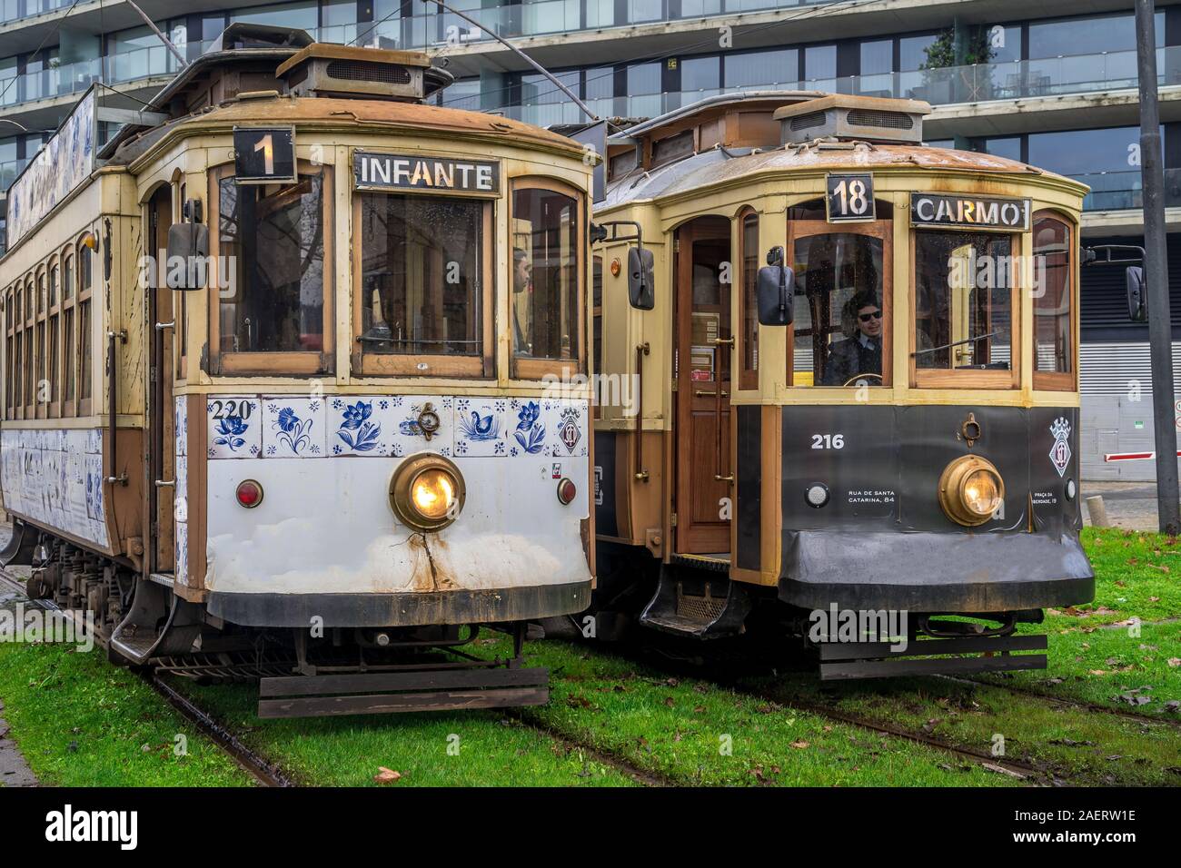 Storico Vintage tram linea 1 & 18 con struttura in legno stand accanto a ogni altro mentre il tram conduttori via chat prima di guidare in porto Foto Stock