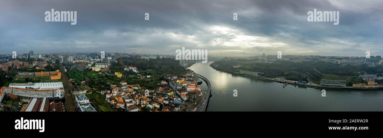 Lunedì mattina inverno vista aerea del porto con il fiume Duoro e colorate case sotto il cielo cupo Foto Stock