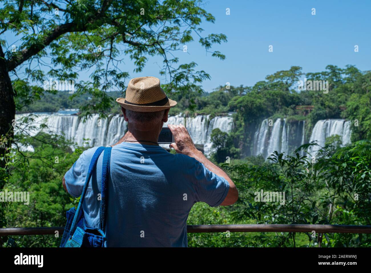 Gli uomini nel Parco Nazionale di Iguazu Falls Argentina prendendo foto Foto Stock