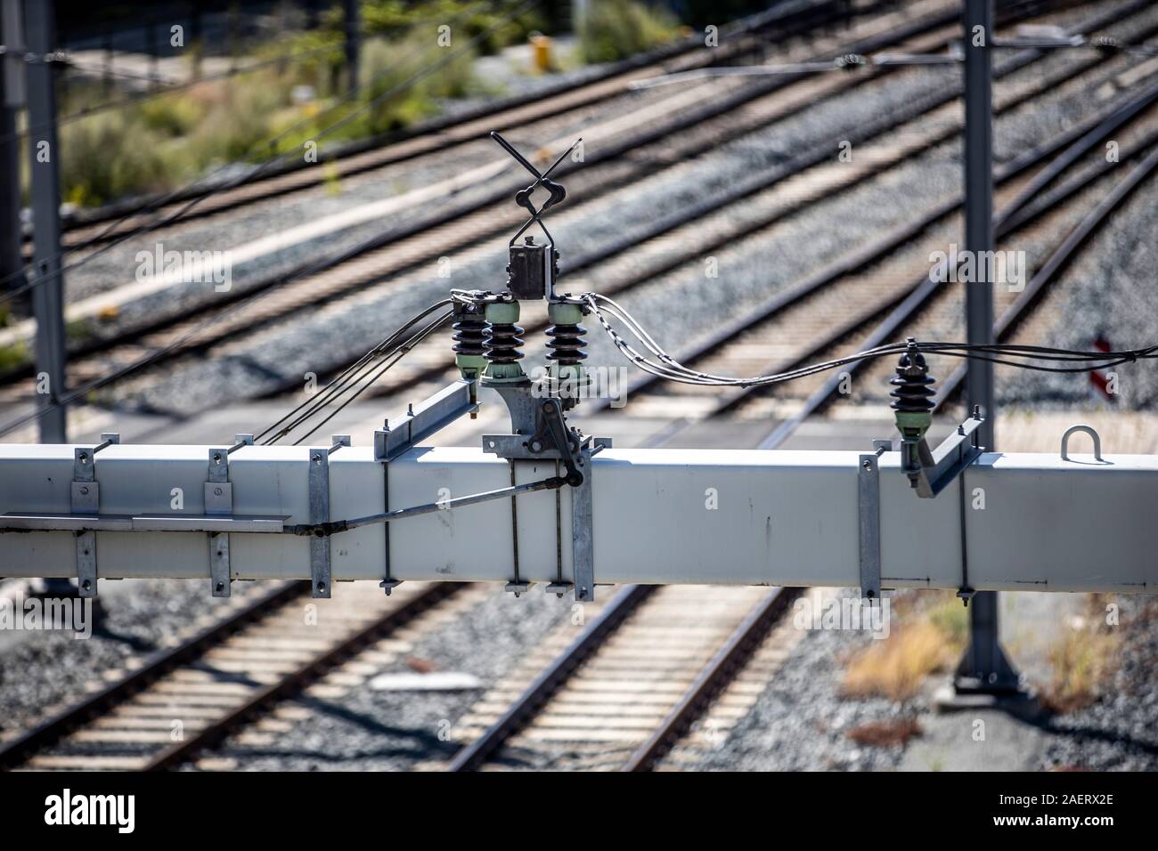 Linea aerea di contatto per treni e ferrovie, isolatori con parafulmini, Foto Stock