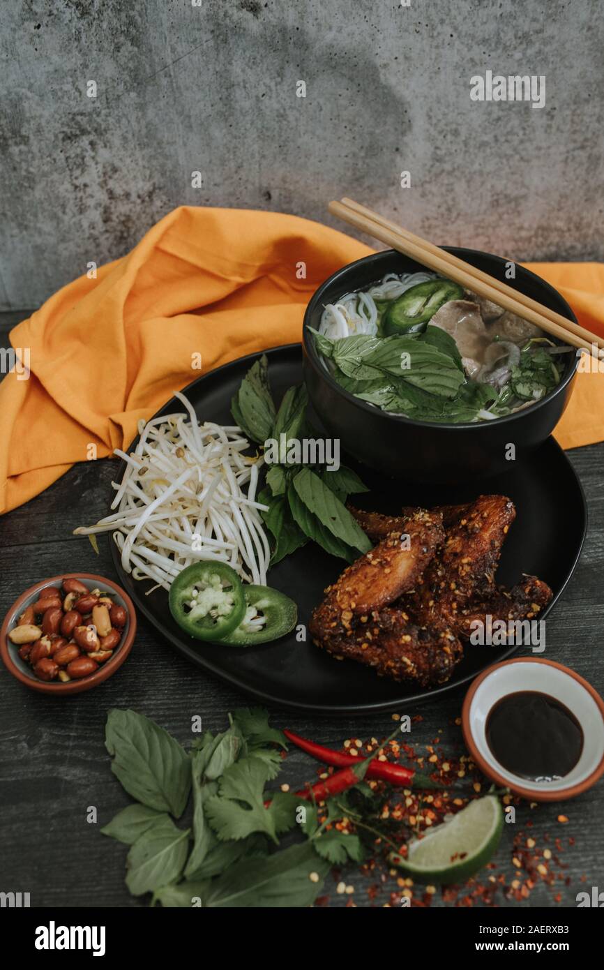 Gustosa la vaschetta del Vietnamita zuppa Pho con ingredienti Foto Stock