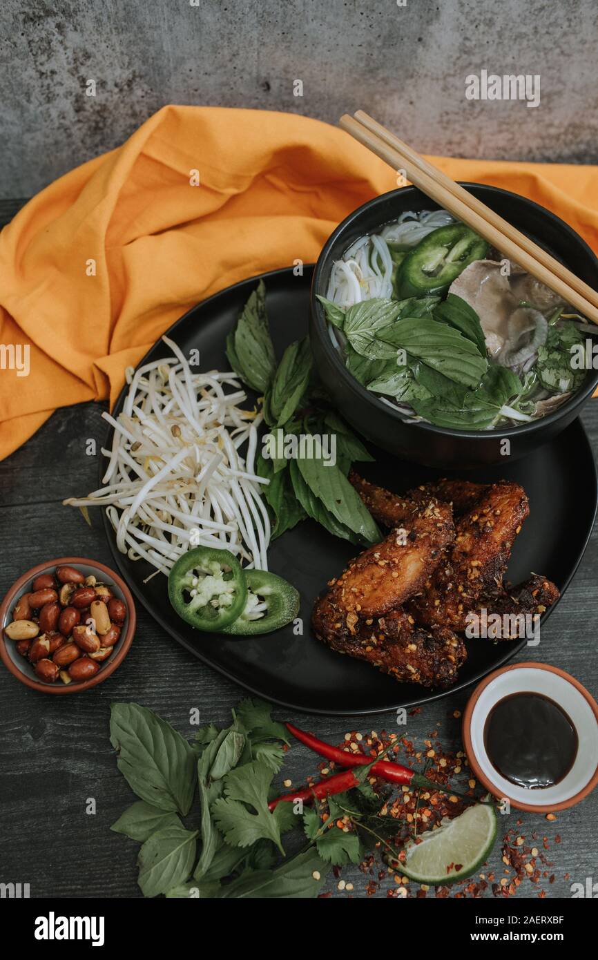 Gustosa la vaschetta del Vietnamita zuppa Pho con ingredienti Foto Stock