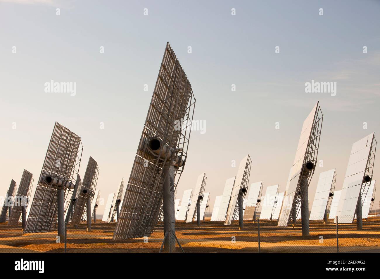 Heliostats, grandi specchi riflettenti dirigendo la luce del sole per la PS20 solare termico tower, il solo tale lavorazione torre solare attualmente in tutto il mondo. Il suo Foto Stock
