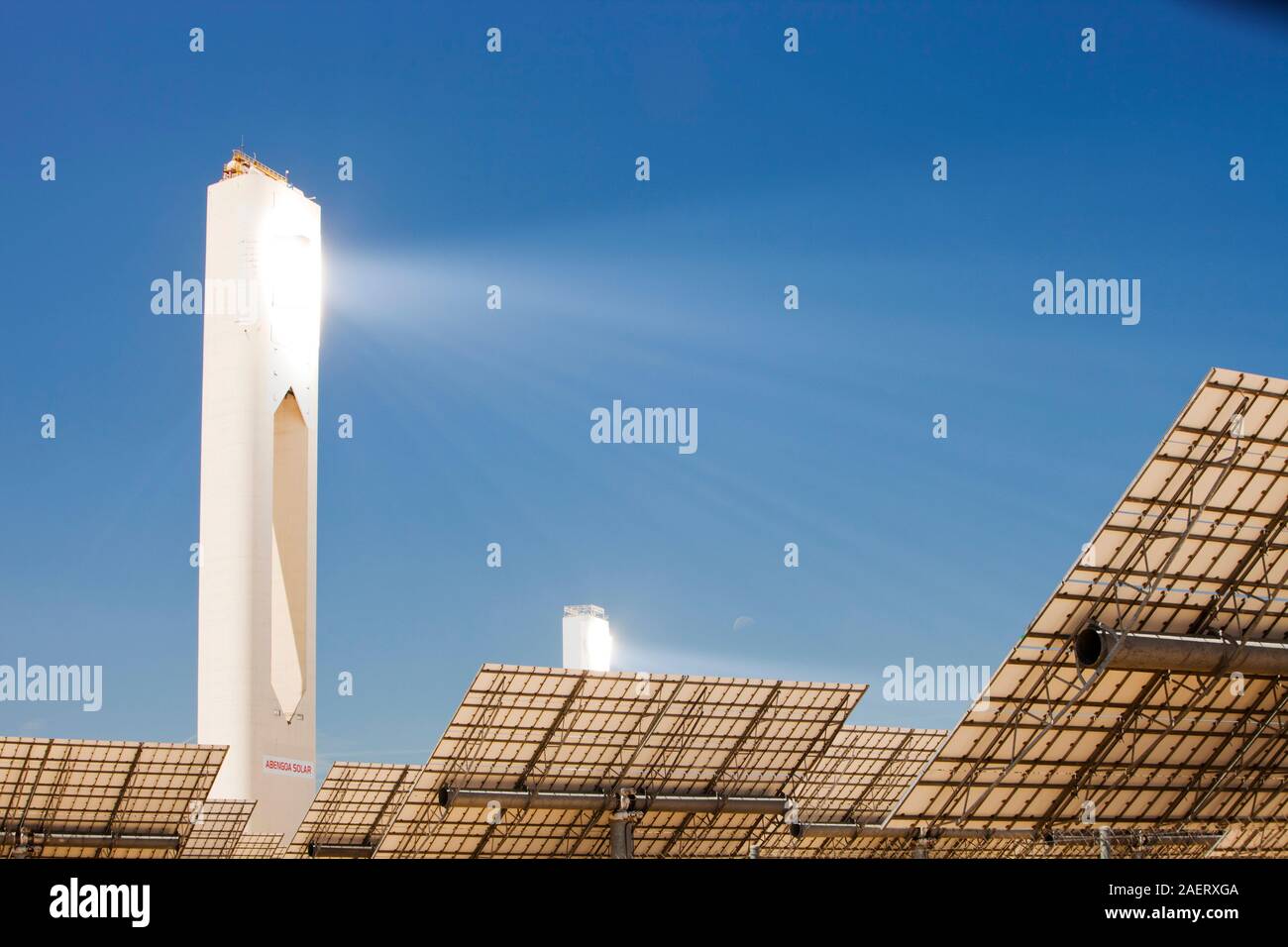PS20 solare termico tower, il solo tale lavorazione torre solare attualmente in tutto il mondo. La sua è una parte della Solucar complesso solare di proprietà di Abengoa ener Foto Stock
