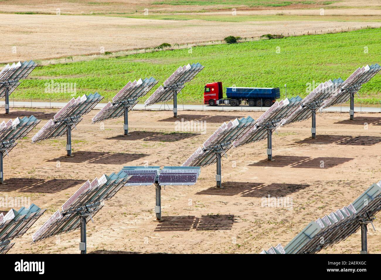 Foto voltaico pannelli nella parte di Solucar complesso solare di proprietà di Abengoa energia, a Sanlucar La Mayor, Andalusia. Il sito è la torre solare, p Foto Stock