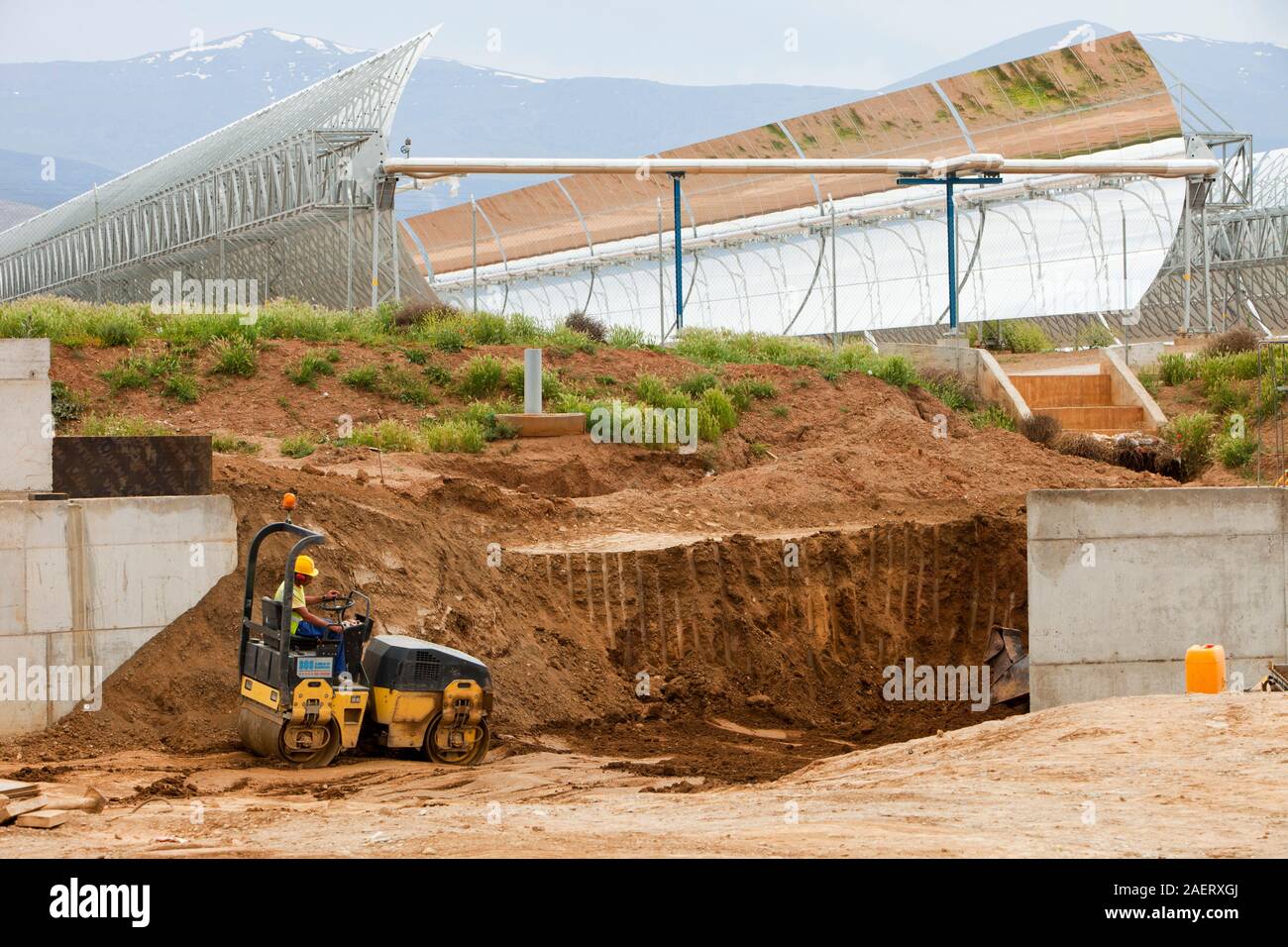 La Andasol solar power station vicino a Guadix in Andalusia, Spagna, è il primo al mondo e la più grande di energia solare termica trogolo parabolico power station. È stato Foto Stock