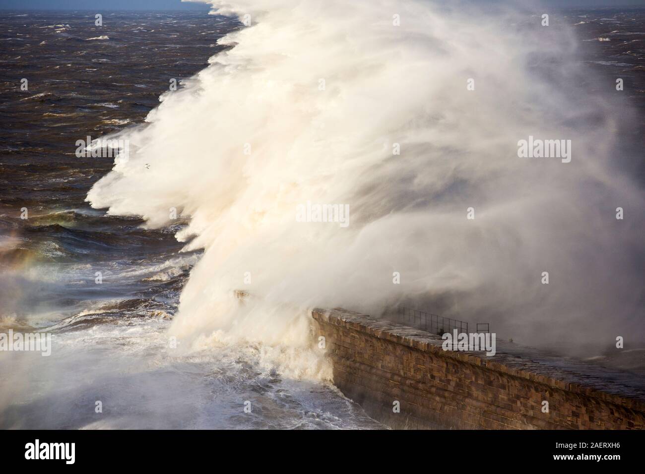 Tempesta onde da un estremo del sistema di bassa pressione della pastella Whitehaven Harbour, Cumbria, Regno Unito, il 10 dicembre 2014. Foto Stock