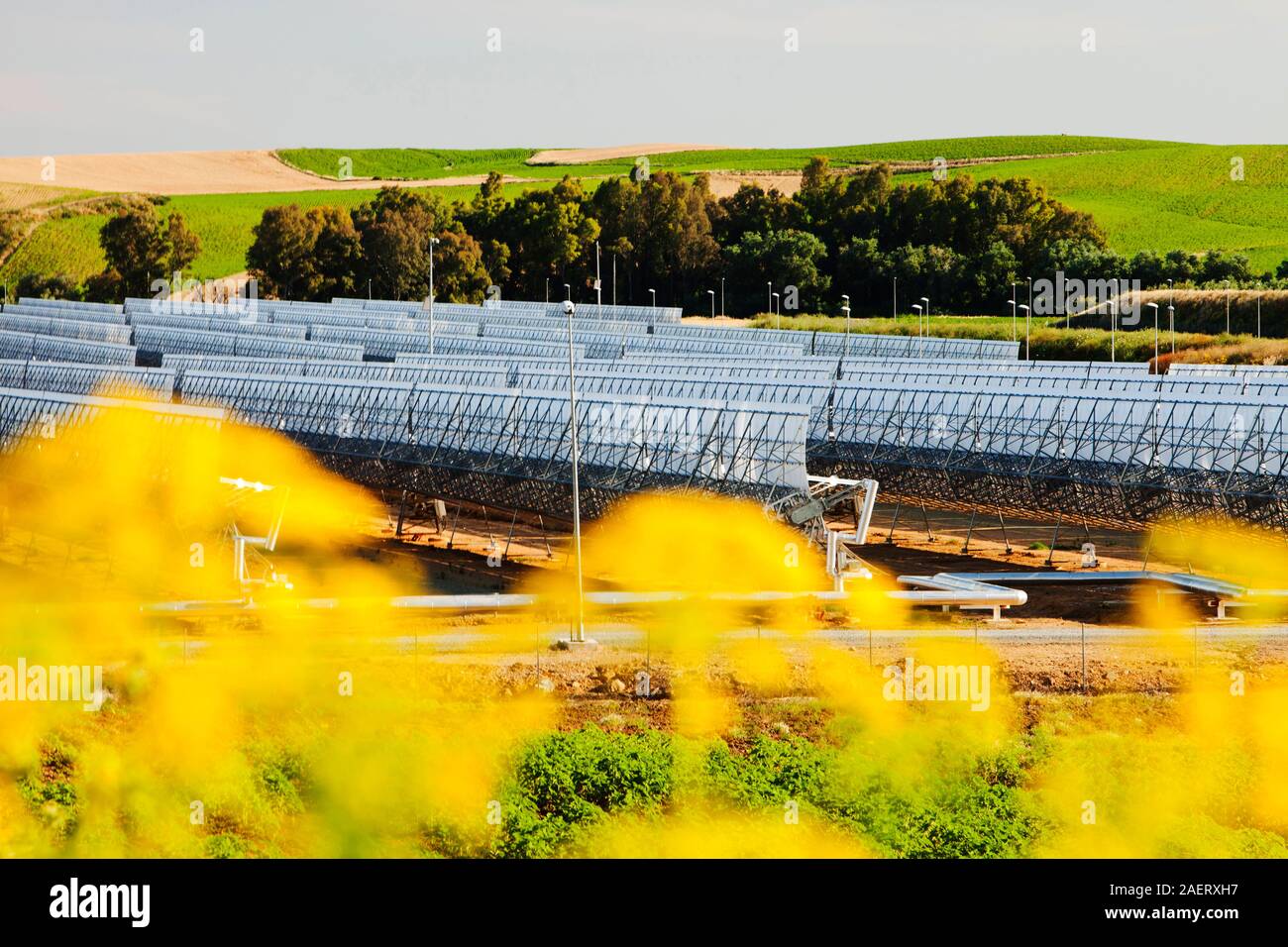 Parte dell'Solucar complesso solare di proprietà di Abengoa energia, a Sanlucar La Mayor, Andalusia. Il sito è la torre solare, canale parabolico e phot Foto Stock