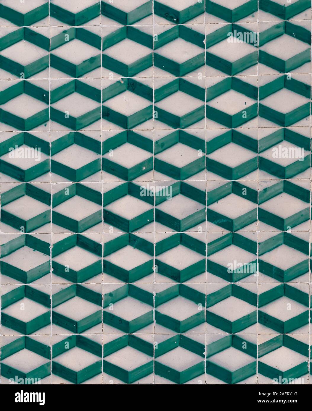 Tipico portoghese dimensione tre imitando astratti modelli di piastrelle in vari colori blu, verde, viola, turchese Foto Stock