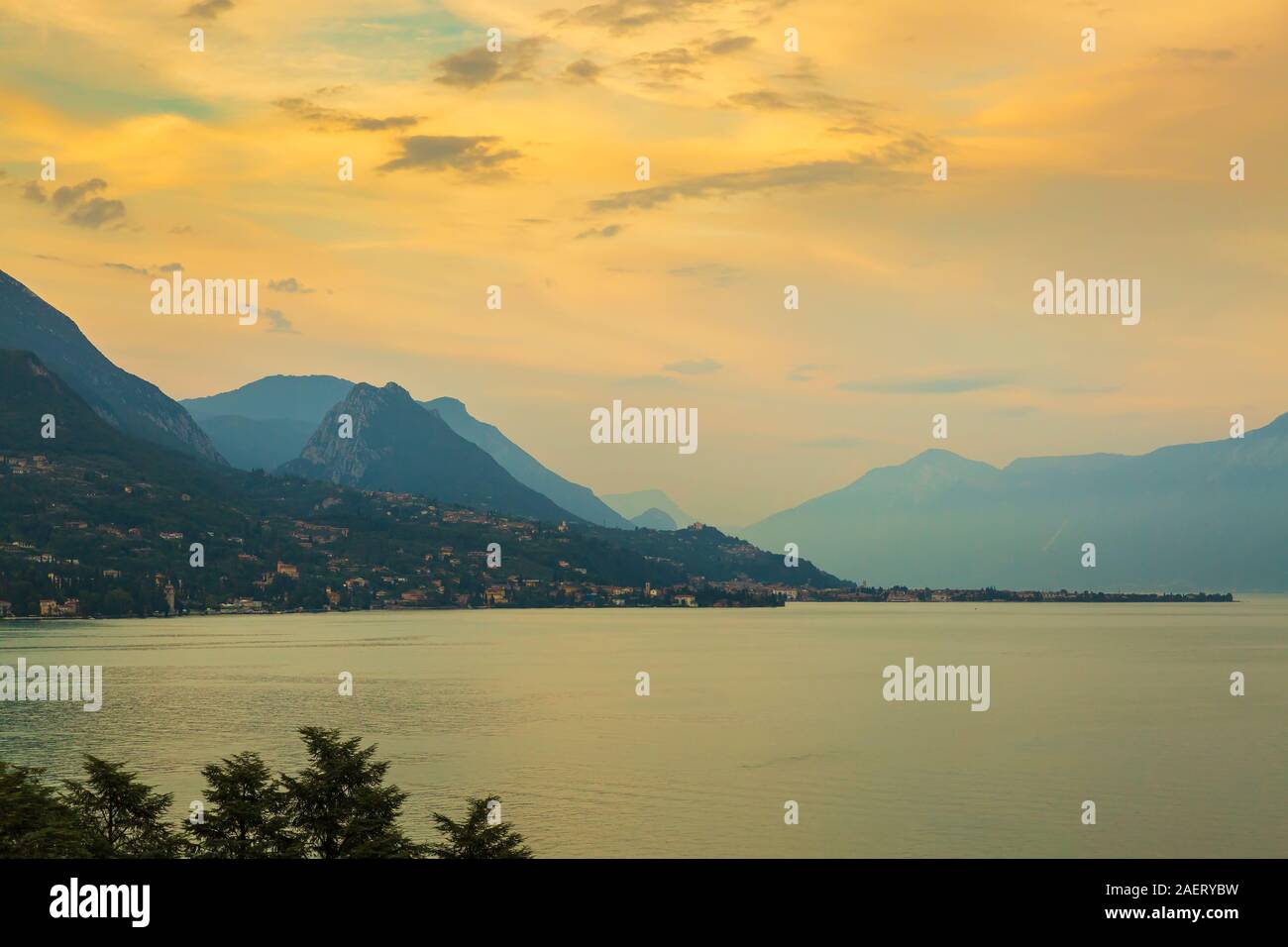 Barbarano di Salò, Italia, bel tramonto sopra acqua sul Lago di Garda Foto Stock