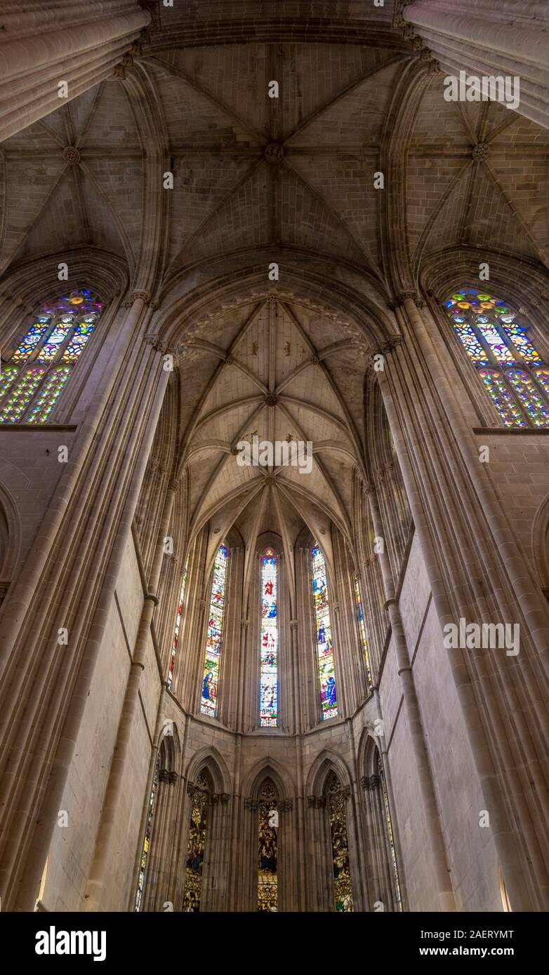 Maestose arcate a sesto acuto, pontili, triforium, lucernario, nervate vaulting, navelancet apertura nel Monastero di Batalha un capolavoro del gotico portoghese Foto Stock