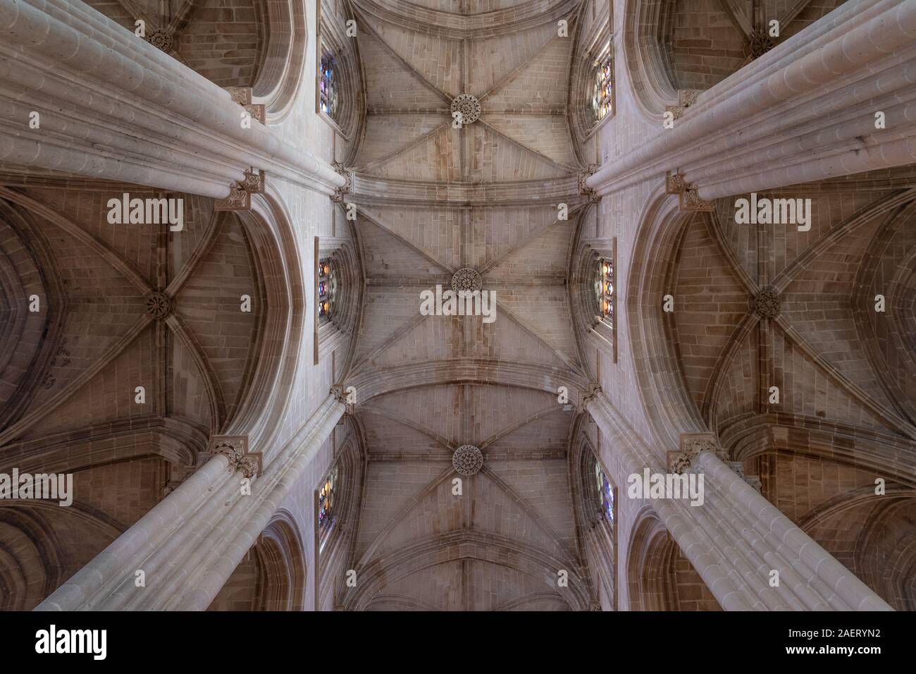 Maestose arcate a sesto acuto, pontili, triforium, lucernario, nervate vaulting, navelancet apertura nel Monastero di Batalha un capolavoro del gotico portoghese Foto Stock