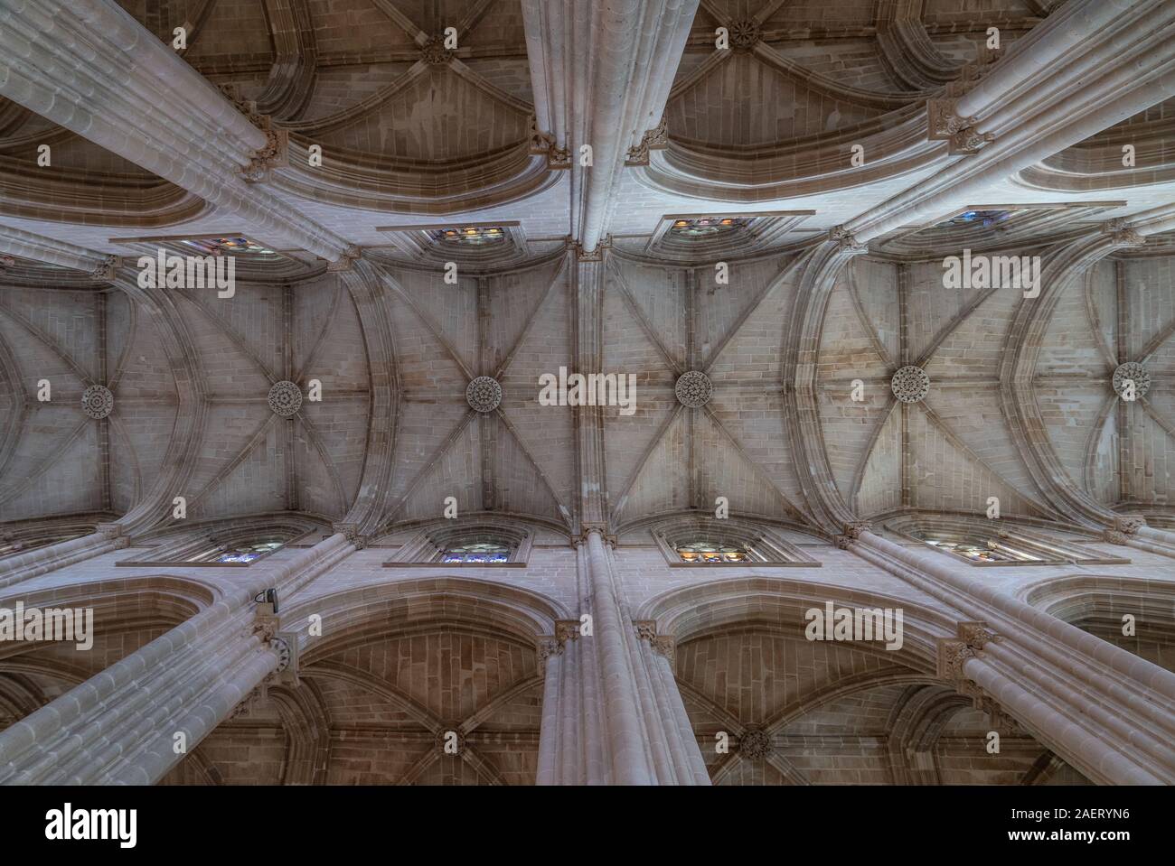 Maestose arcate a sesto acuto, pontili, triforium, lucernario, nervate vaulting, navelancet apertura nel Monastero di Batalha un capolavoro del gotico portoghese Foto Stock